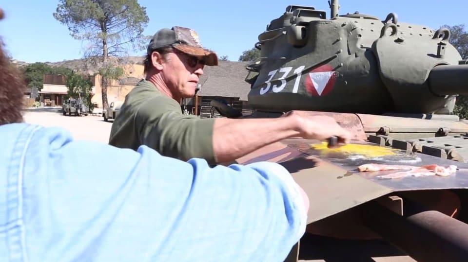 Jako pomocný gril poskytl Arnold svůj rozpálený tank